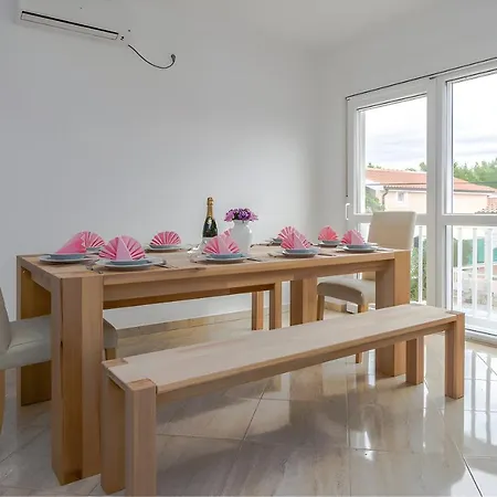 Tomislav For 12 Guests Near The فير