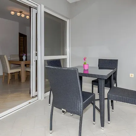 Willa Tomislav For 12 Guests Near The *