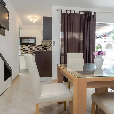 فيلة Tomislav For 12 Guests Near The فير