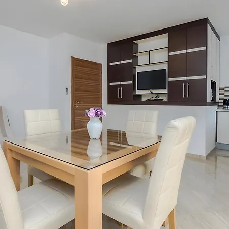 Tomislav For 12 Guests Near The *