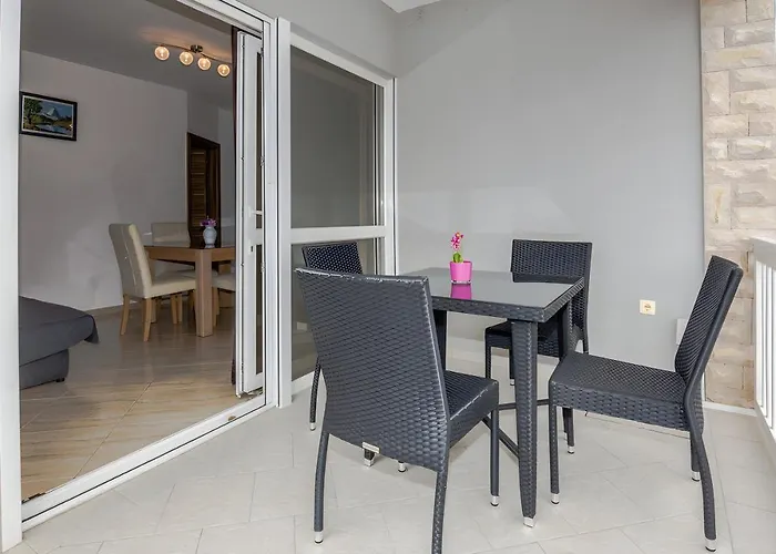 Willa Tomislav For 12 Guests Near The *