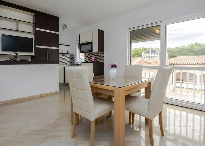 빌라 Tomislav For 12 Guests Near The *