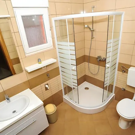 Tomislav For 12 Guests Near The וילה *