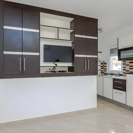 Tomislav For 12 Guests Near The וילה