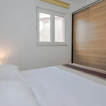 Tomislav For 12 Guests Near The וילה