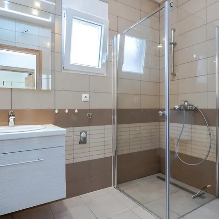 Tomislav For 12 Guests Near The * ויר